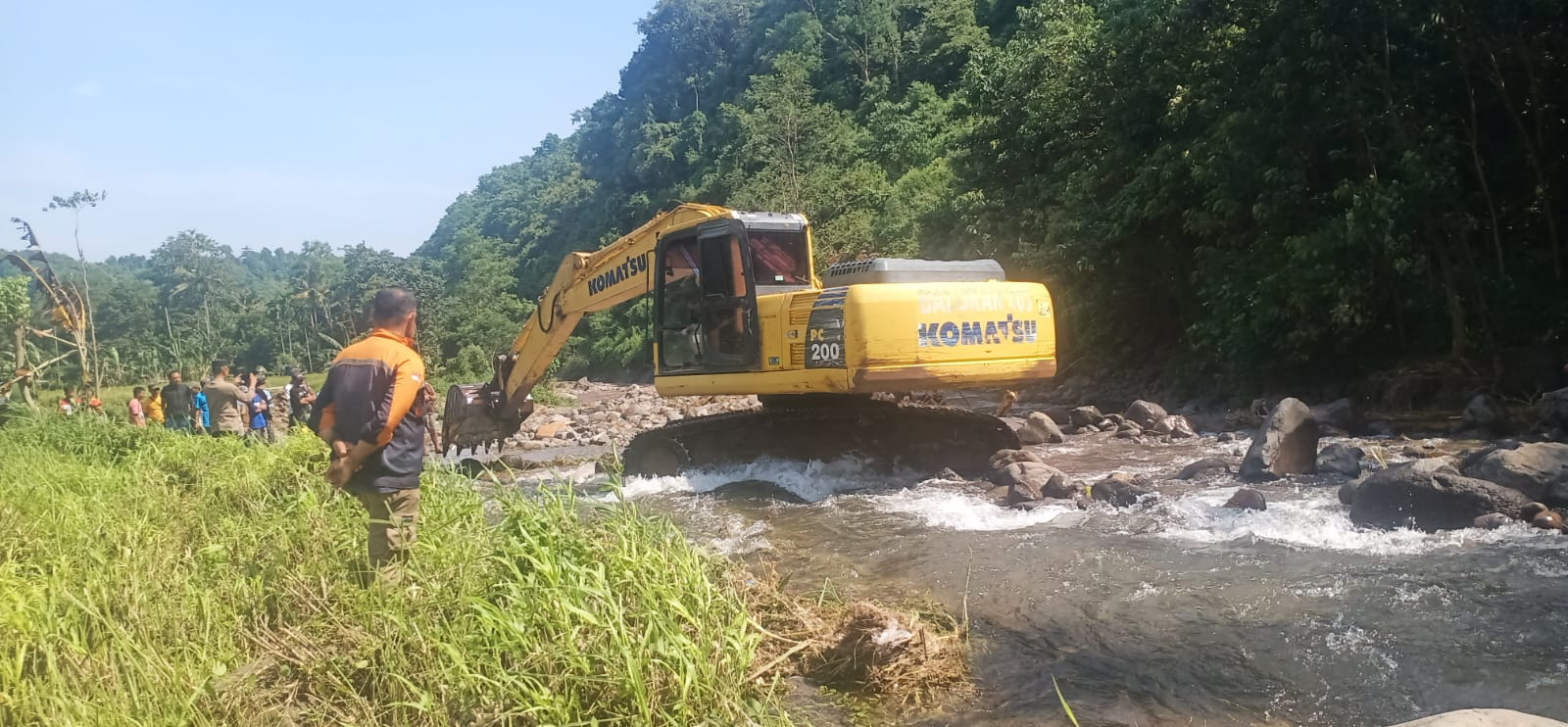 Foto (A. Umam): Alat berat ekskavator melakukan penanganan darurat dan normalisasi alur sungai pascabanjir di Kabupaten Situbondo, Jawa Timur, sebagai bagian dari percepatan perbaikan saluran irigasi yang rusak akibat banjir pada (21/1). Langkah ini dilakukan atas instruksi Gubernur Jawa Timur Khofifah Indar Parawansa guna memulihkan suplai air ke lahan pertanian di delapan desa terdampak serta menjaga keberlangsungan sektor pertanian dan ketahanan pangan masyarakat