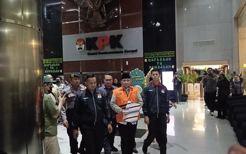 *Foto : Baju Orange dan tangan diborgol eks menag