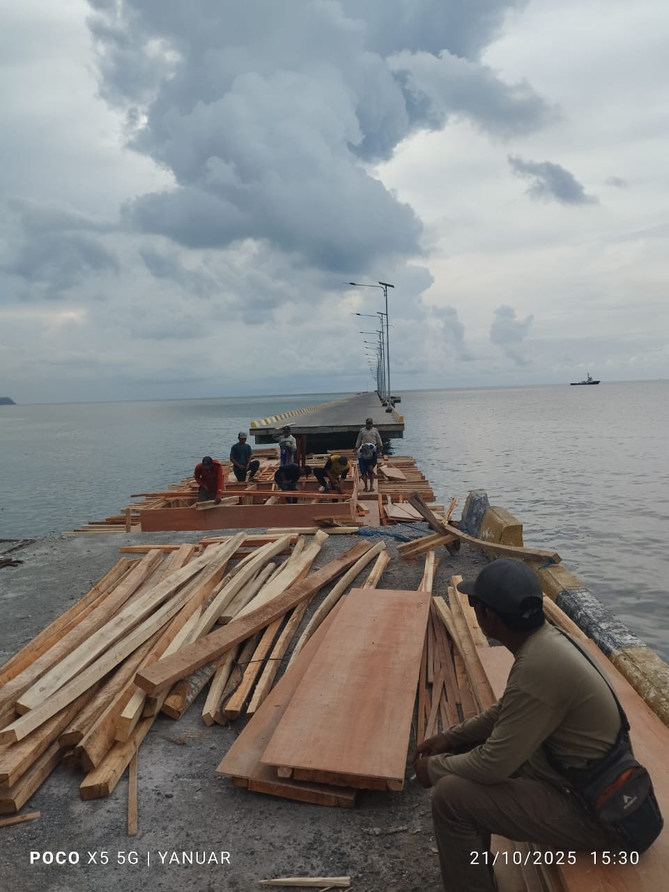 Pekerja tidak menggunakan K3 Dok. Foto tahun 2025
