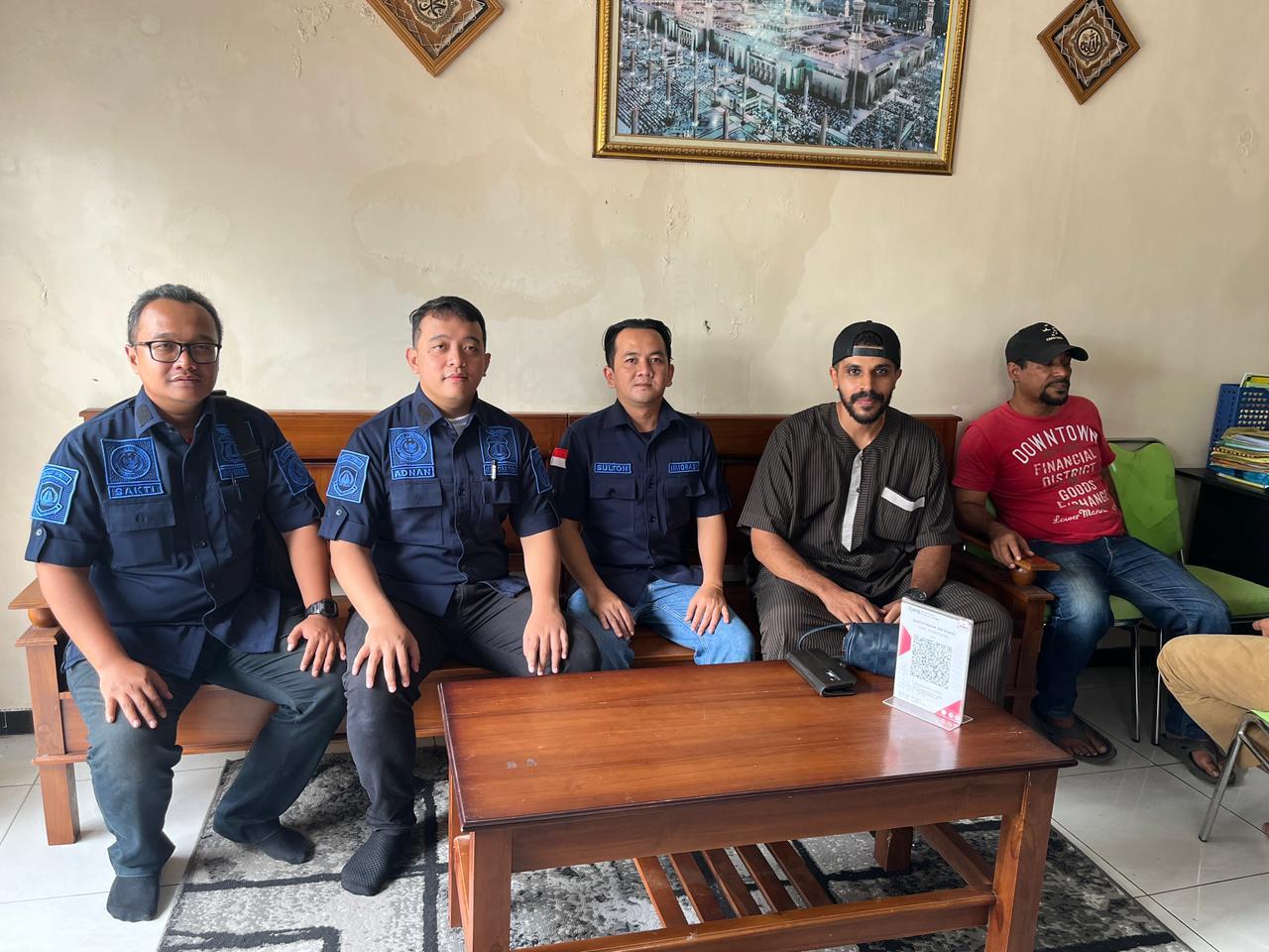 para petugas Imigrasi Jember saat menjalankan Operasi Wirawaspada 2026 (14/4), di salah satu WNA untuk memastikan indikasi pelanggaran atau potensi TPPO.