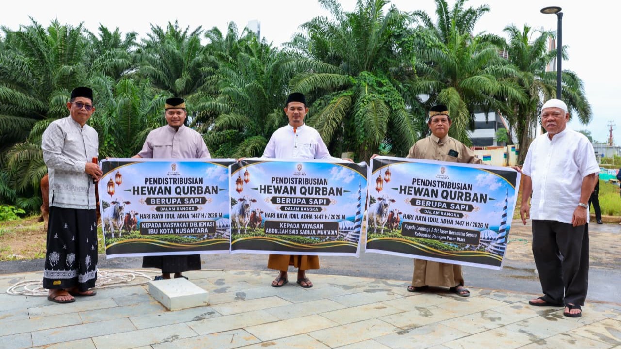 Foto: Kepala Otorita IKN, Basuki Hadimuljono simbolis pendistribusian hewan qurban (27/5).