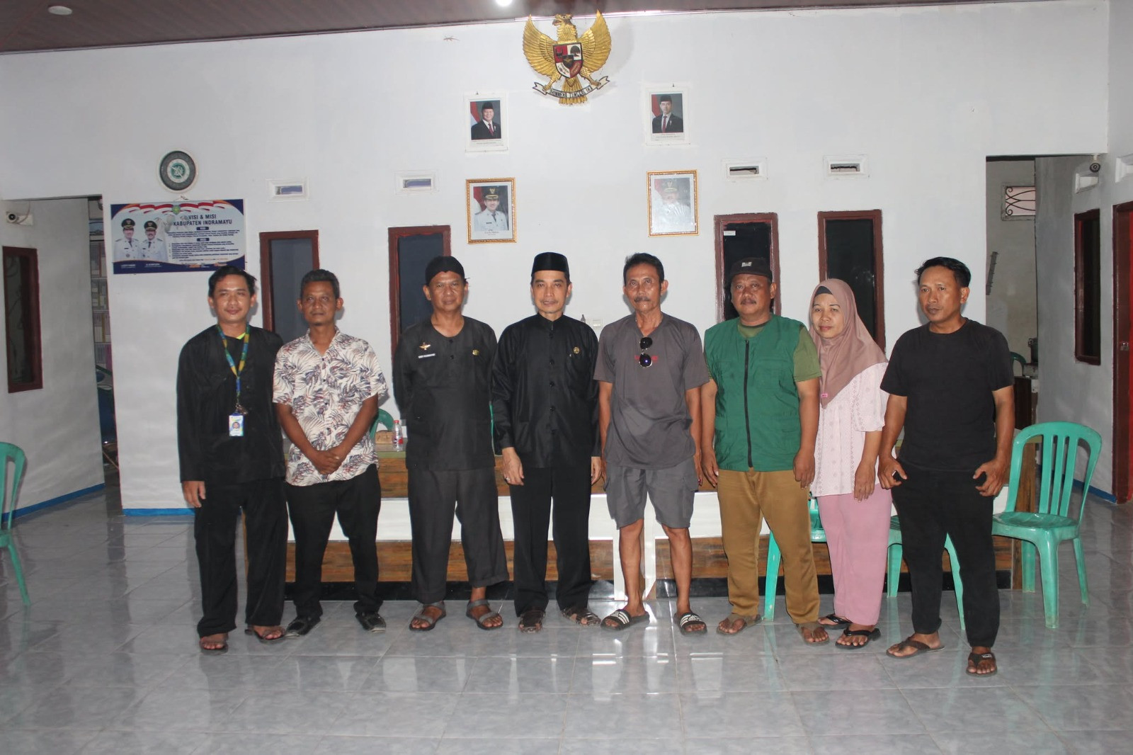 Pemerintah Kabupaten Indramayu melalui Dinas Pengendalian Penduduk, Keluarga Berencana, Pemberdayaan Perempuan, dan Perlindungan Anak (DP2KB-P3A) gerak cepat merespons kasus dugaan Tindak Pidana Perdagangan Orang (TPPO) dengan modus "pengantin pesanan" ke China, Selasa (21/04/2026). Sebagai wujud kepedulian, jajaran DP2KB-P3A langsung menyambangi kediaman keluarga korban di Desa Bojongslawi, Kecamatan Lohbener. Dok. Istimewa
