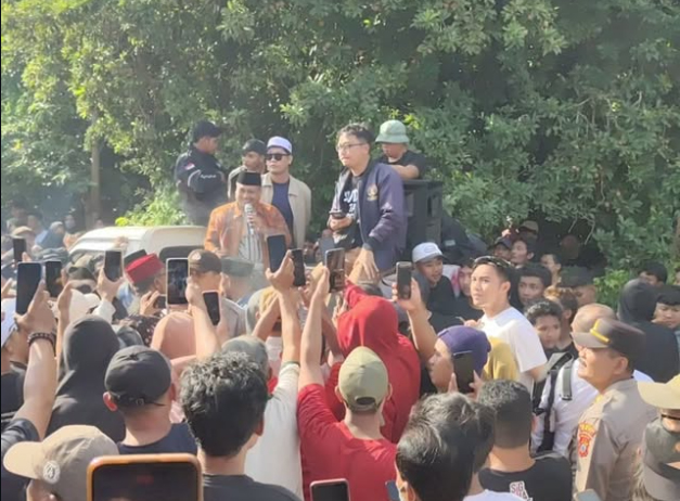 Ketua Yayasan Ndolo Kusumo Bagangan Tlogosari Tlogowungu, memberikan pernyataan dihadapan massa demo Kyai C4bul (2/5). 