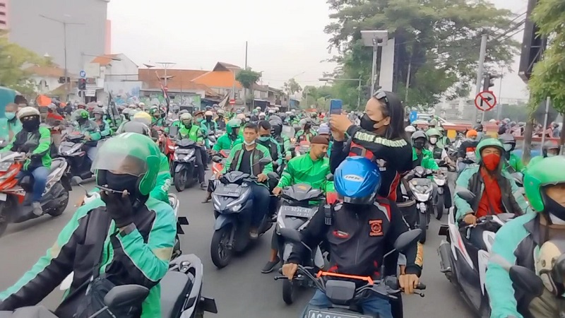 Ribuan driver ojek online demo menutup akses jalan di kawasan Wonokromo Surabaya, Selasa (6/4/2021). Dok. (Foto: iNews.id/Rahmat Ilyasan)