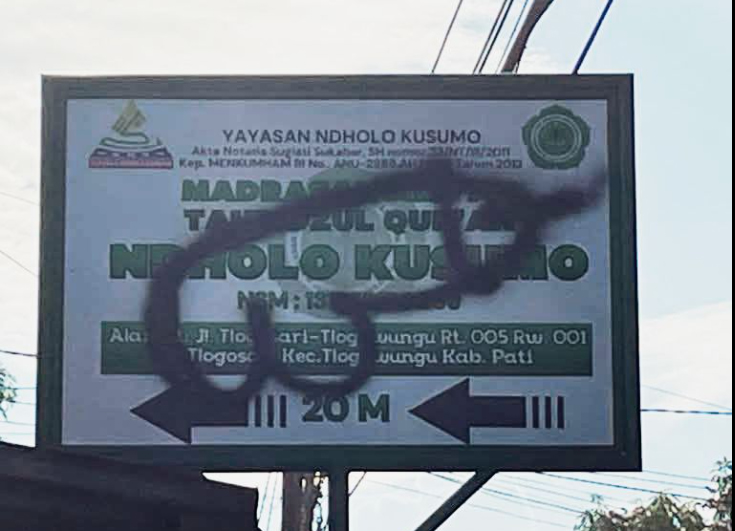 Foto : Plang Ponpes yang sudah coret oleh massa pendemo Dok. Patinews