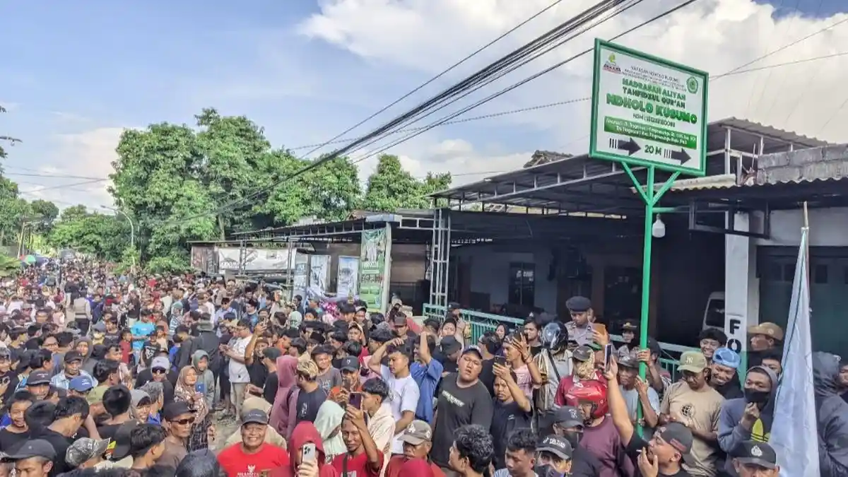 Foto Dok. : Aksi solidaritas ratusan masyarakat dari berbagai kalangan, termasuk keluarga korban, bersama Aliansi Santri Pati untuk Demokrasi (Aspirasi) dan GP Ansor Pati saat menggelar orasi di depan kediaman sekaligus pondok putri milik Ashari, pengasuh pondok pesantren yang terjerat kasus dugaan pencabulan terhadap sejumlah santriwati, Sabtu siang (2/5/2026).