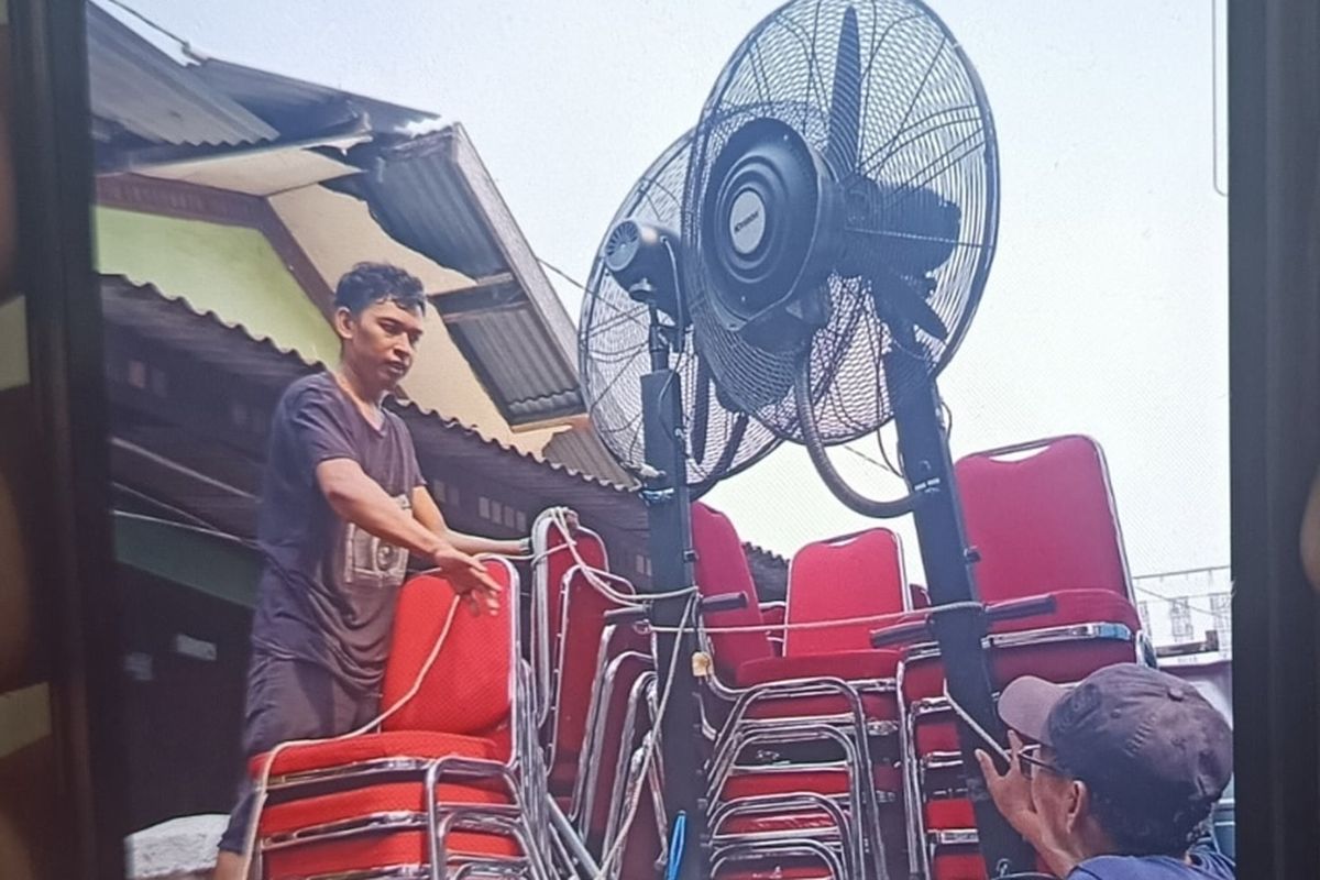 Foto : Sejumlah kursi dan blower milik vendor di Ciputat, Tangerang Selatan (Foto milik Siti Fatimah) (Lidia Pratama Febrian) Dok. Kompas.com