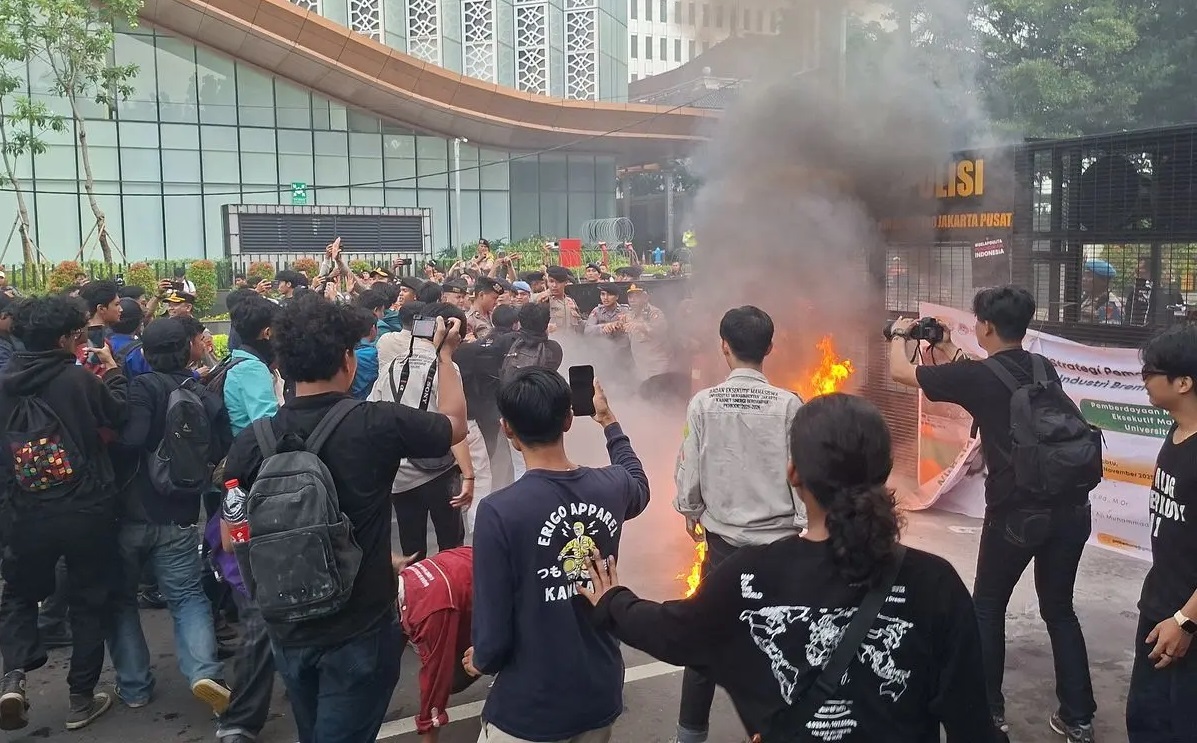 Foto Dok. Bentrokan antara massa aksi dari Aliansi BEM SI dengan aparat kepolisian dalam gelaran demonstrasi Hari Pendidikan Nasional di Jalan Merdeka Selatan, Gambir, Jakarta Pusat, Sabtu (2/5/2026)(KOMPAS.com/Ridho Danu Prasetyo)