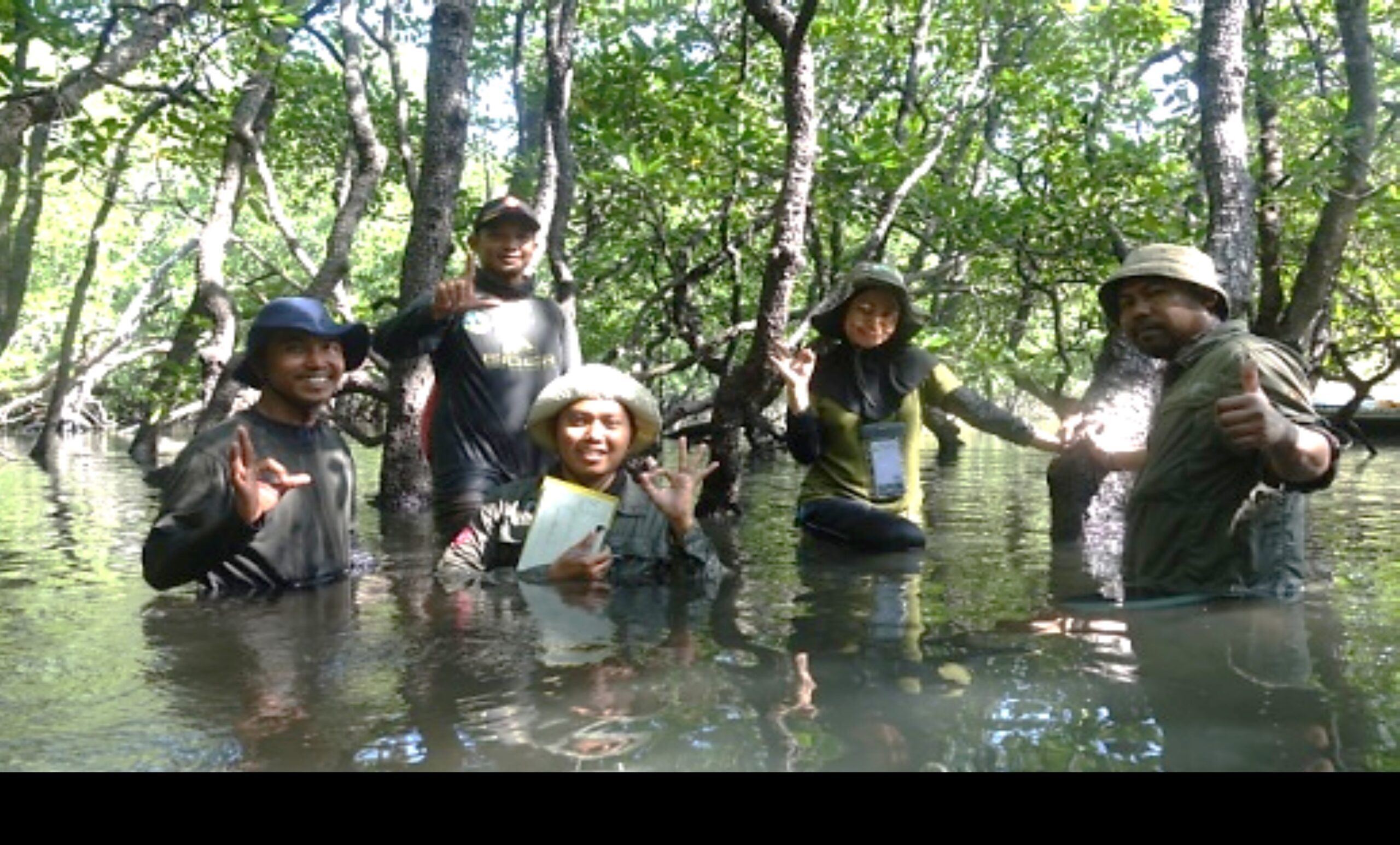 Foto Dok. Kemenhut : ecology before tourism Taman Nasional yaitu Kondisi ekologi Taman Nasional Komodo (TNK) sebelum menjadi magnet pariwisata massal ditandai oleh keseimbangan alam yang sangat terjaga dan interaksi manusia yang minimal, terhadap habitat asli komodo. Hasil temuan lapangan di Kantor Balai Taman Nasional Komodo selama lima hari kerja mulai tanggal 13 – 17 Juni 2022