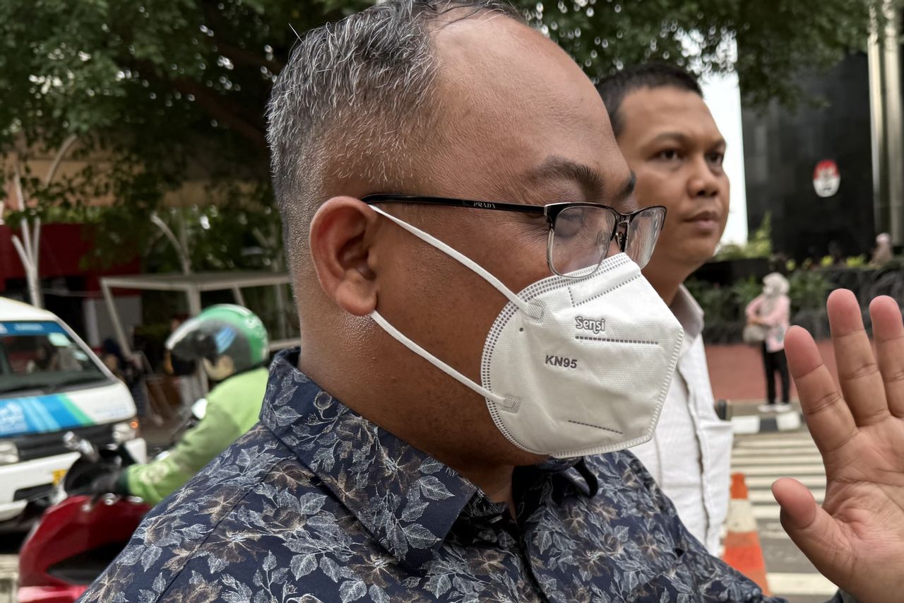 mantan Staf Ahli Bidang Logistik dan Multimoda Kementerian Perhubungan Robby Kurniawan serta mantan Direktur Lalu Lintas dan Angkutan Kereta DJKA, Danto