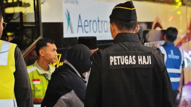 Petugas Imigrasi Bandara Soetta melakukan pengawasan pada jemaah haji di terminal 2f, Bandara Soetta, Tangerang. Foto: Dok. Imigrasi Bandara Soetta