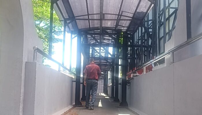 Fasilitas Lift JPO Tak Fungsi, Diduga Bau Pesing dan Cat Menggelembung