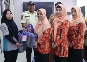 DWP Diskominfo Jatim Bagikan Bingkisan di Bulan Ramadan