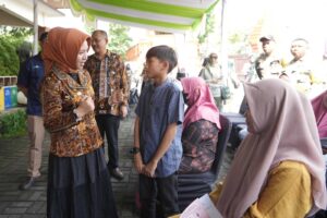 Wali Kota Mojokerto Bagikan Bansos Kepada Anak Yatim