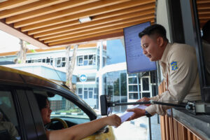Drive Thru Perizinan DPMPTSP Surabaya Resmi Beroperasi