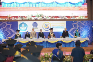 Kandindik Prov. Jatim Serahkan Hadiah Umrah Gratis Kepada Lulusan Wisudawan Universitas Terbuka Surabaya Terbaik