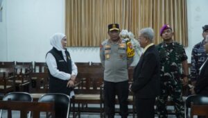 Pastikan Aman dan Khusyuk, Gubernur Khofifah Cek Pengamanan Misa Natal di Surabaya
