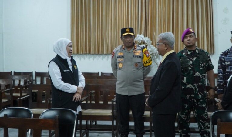 Pastikan Aman dan Khusyuk, Gubernur Khofifah Cek Pengamanan Misa Natal di Surabaya