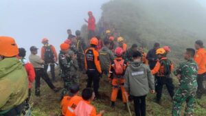 Hari Keenam Pencarian, Tim SAR Temukan Enam Jenazah Korban Pesawat ATR 42-500 di Gunung Bulusaraung