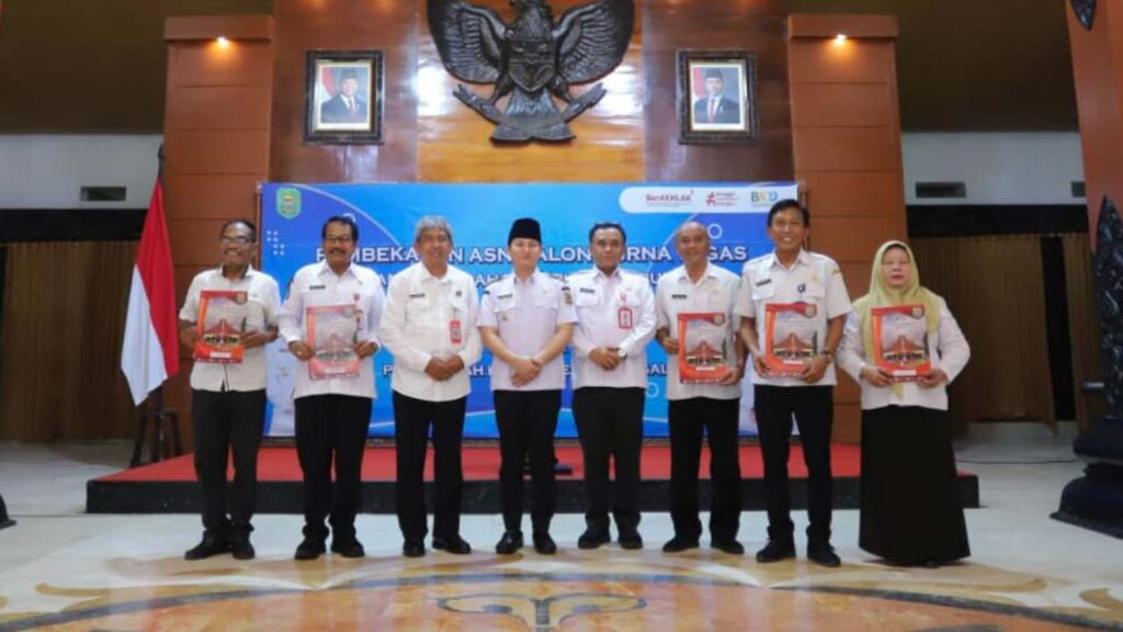 Bupati Trenggalek Serahkan SK Pensiun kepada 90 PNS, Apresiasi Pengabdian Puluhan Tahun