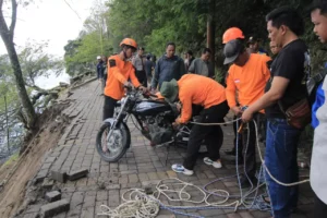 Longsor di Telaga Sarangan, Tujuh Motor Wisatawan Tenggelam Berhasil Dievakuasi