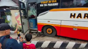 Polisi Periksa Enam Saksi dan CCTV Terkait Kecelakaan Bus Harapan Jaya di Kediri