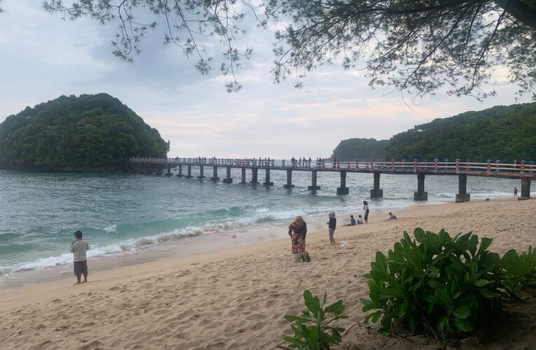 Ribuan Wisatawan Padati Pantai Jembatan Panjang Sambut Tahun Baru 2026