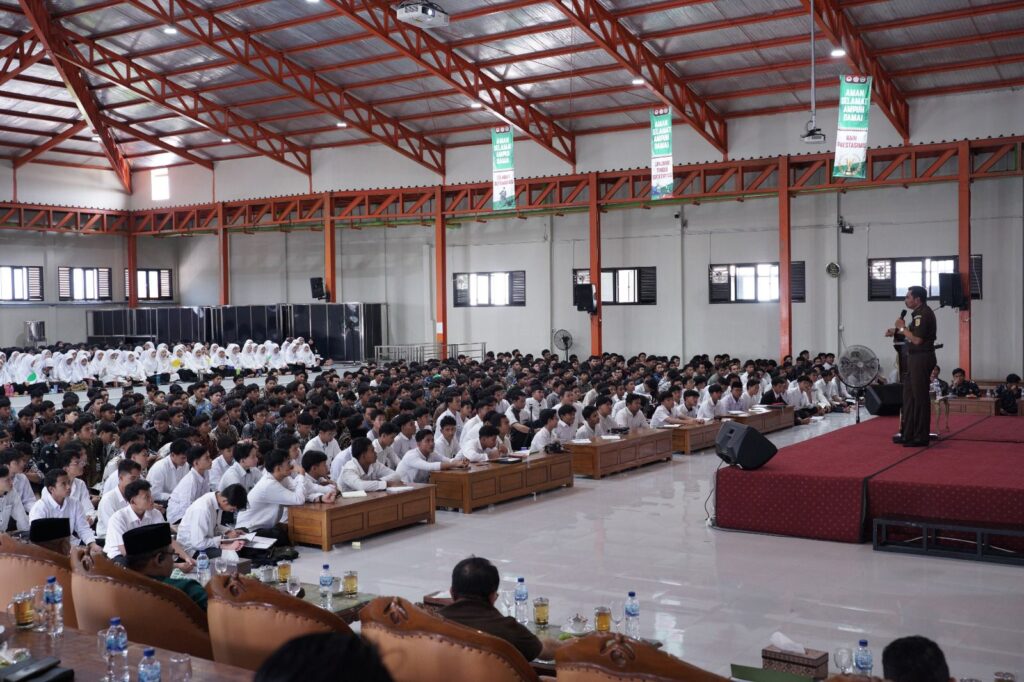 Kejati Jatim Perkuat Nilai Kebangsaan Santri Ponpes Al Ubaidah Nganjuk, Tangkal Intoleransi dan Radikalisme