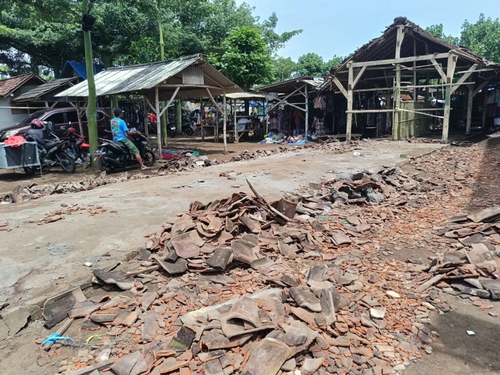 Lapak Pasar Krai Roboh, Pemkab Lumajang Relokasi Sementara Pedagang demi Jaga Ekonomi Rakyat