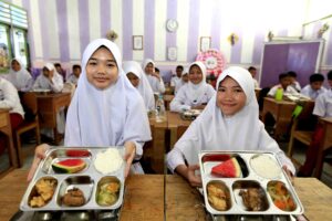 Ketika Kotak Makan Datang ke Sekolah: Cerita MBG Mengenyangkan Perut dan Harapan Anak Indonesia
