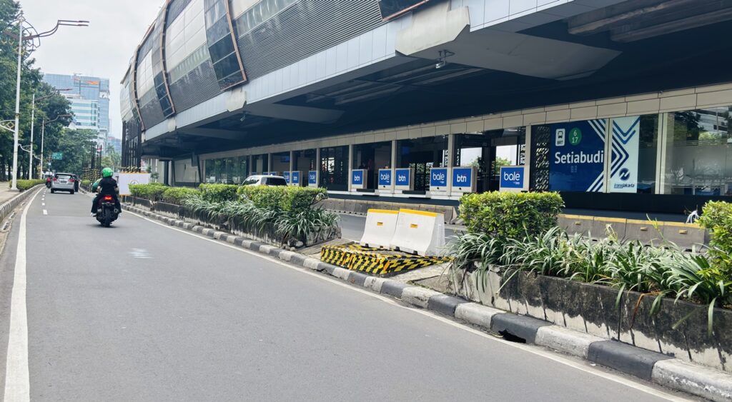 Tiang Monorel Dibongkar, Jalan Rasuna Said Jakarta Siap Tampil Lebih Ramah Pejalan Kaki