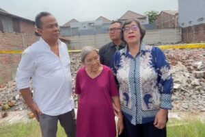 Nenek Elina Siap Laporkan Dugaan Pencurian Dokumen Tanah Usai Rumahnya Diratakan