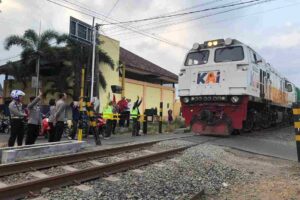 Pemkab Malang Perketat Penjagaan Perlintasan Kereta Tanpa Palang, Relawan Digaji dan Dilindungi BPJS
