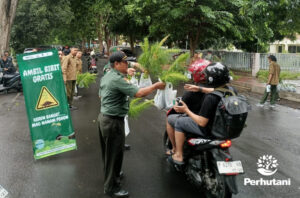 Perhutani dan Pemkab Banyuwangi Bagikan Ribuan Bibit Pohon Lewat Gerakan Sedekah Oksigen