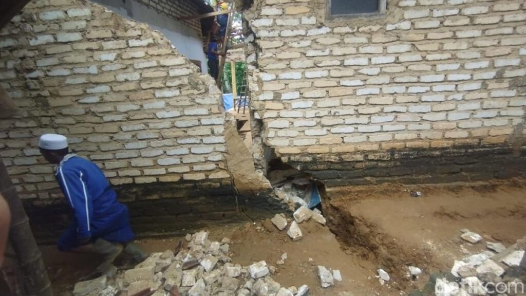 Tanah Bergerak di Pamekasan, 16 Rumah Rusak dan Belasan KK Mengungsi