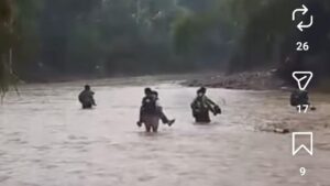 Viral Ibu Gendong Anak Seberangi Sungai Deras di Banyumas Demi Berangkat Sekolah