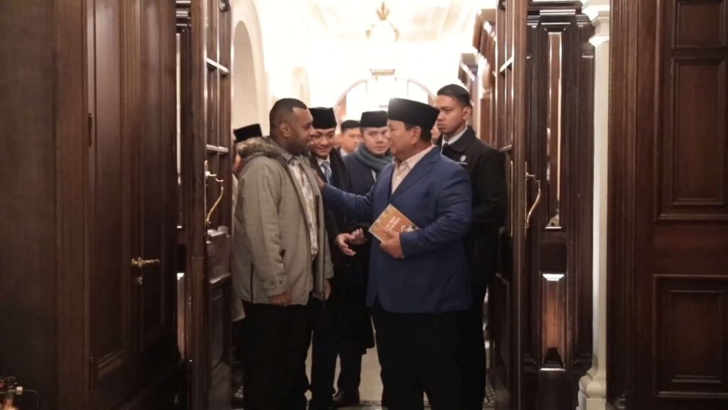 Mahasiswa Papua Serahkan Buku Perdamaian kepada Presiden Prabowo di London