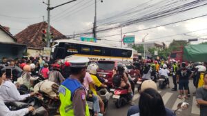 Kecelakaan Beruntun di Simpang Empat Muning Kediri, Libatkan Bus dan Tiga Motor
