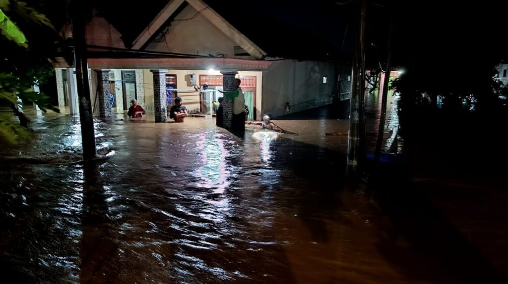 Banjir 1,5 Meter Rendam 5 Kecamatan di Probolinggo, Pemkab dan BPBD Evakuasi Warga Dini Hari