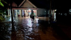 Banjir 1,5 Meter Rendam 5 Kecamatan di Probolinggo, Pemkab dan BPBD Evakuasi Warga Dini Hari