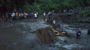 Banjir Bandang Lereng Gunung Lawu Putuskan Jembatan Ngrambe–Sidomulyo, Warga Ngawi Putar 5 Km