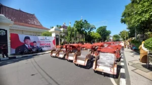 Presiden Prabowo Salurkan 200 Becak Listrik untuk Tukang Becak Lansia di Lamongan