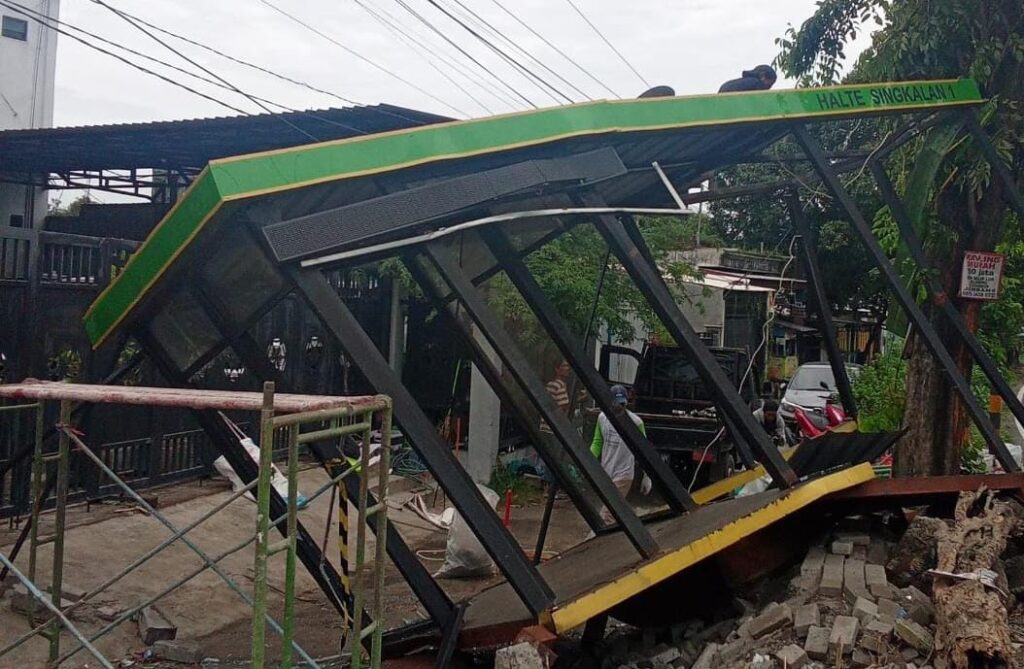 Halte Bus Rusak Parah di Perbatasan Mojokerto–Sidoarjo Ancam Keselamatan, Warga Desak Dishub Jatim Bertindak