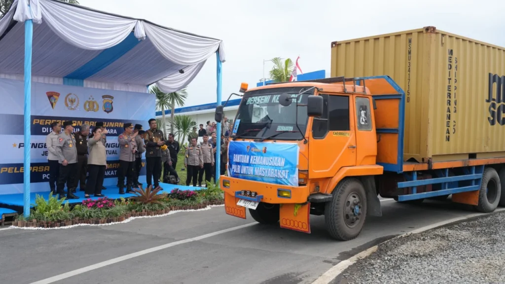Kapolri Salurkan 22 Kontainer Sembako untuk Korban Banjir Bandang Sumatra, Sasar 40 Ribu Jiwa