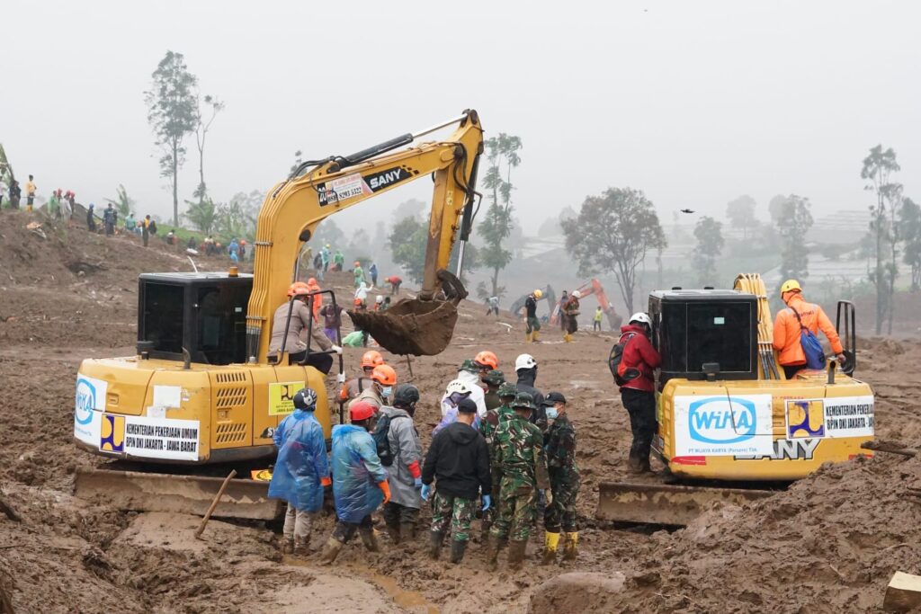 Longsor Cisarua Bandung Barat, Kementerian PU Kerahkan Alat Berat dan Fasilitas Darurat untuk Percepat Evakuasi