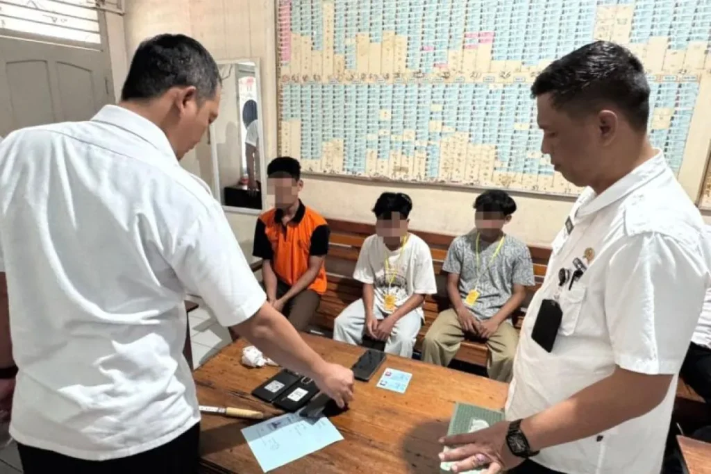 Petugas Lapas Kelas I Madiun Gagalkan Penyelundupan 4 HP, Disembunyikan di Kaki Pengunjung