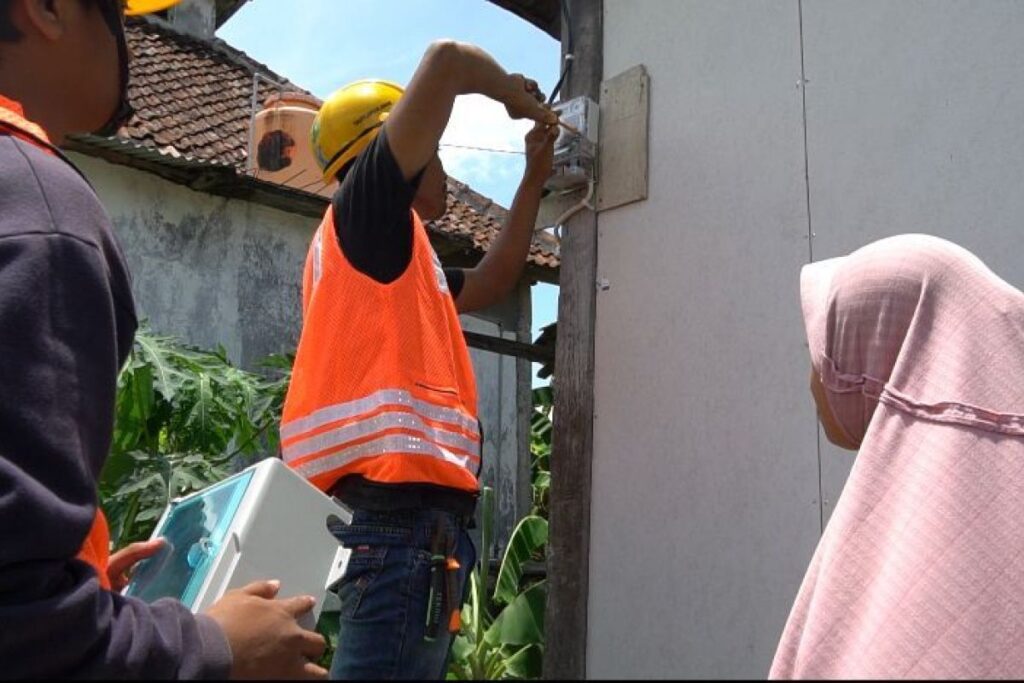 Pemprov Jatim Pasang Listrik Gratis untuk 3.400 Warga, Disertai Token Rp300 Ribu