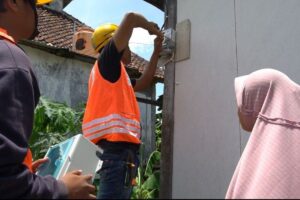 Pemprov Jatim Pasang Listrik Gratis untuk 3.400 Warga, Disertai Token Rp300 Ribu