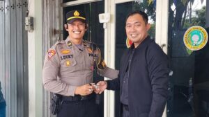 Cegah Curanmor, Polres Lamongan Bagikan Gembok Cakram Gratis dan Edukasi Warga