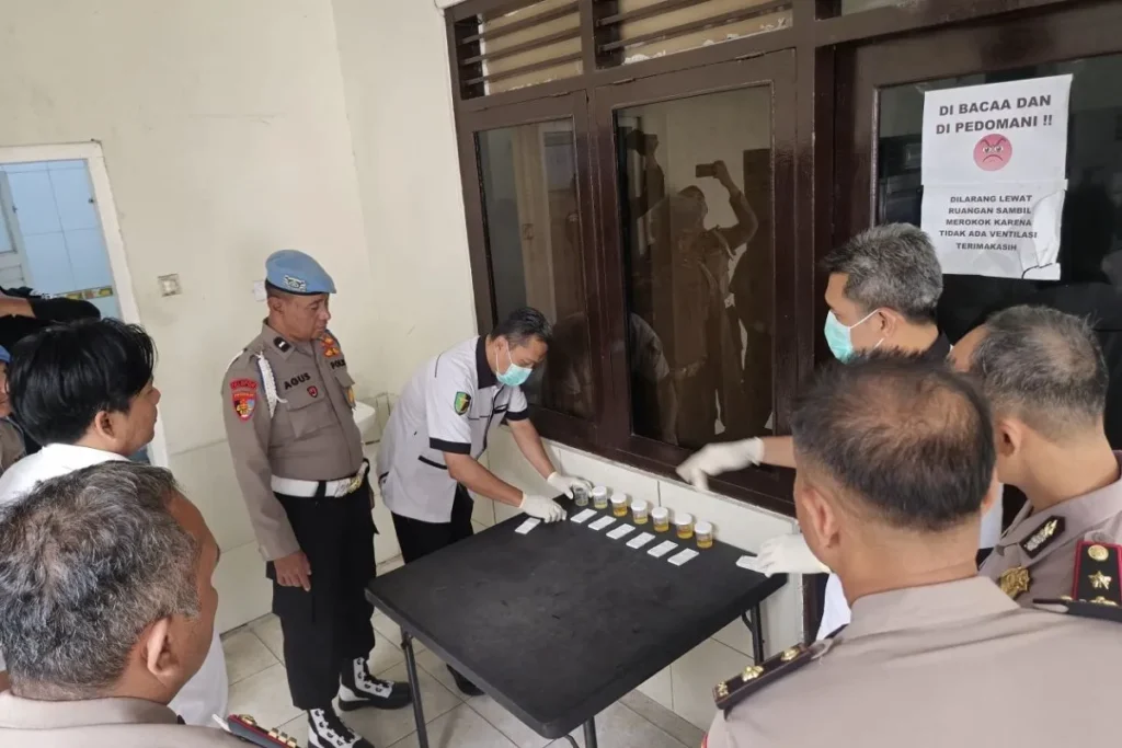 Polres Madiun Gelar Tes Urine Mendadak untuk 34 Pejabat dan Kapolsek, Hasilnya Negatif